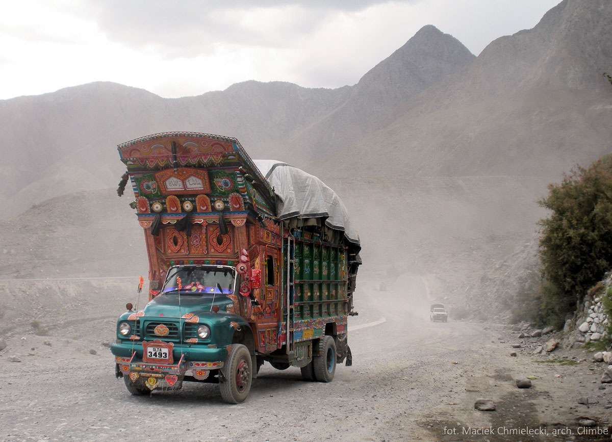 Kolorowe ciężarówki w Pakistanie. Karakorum Highway