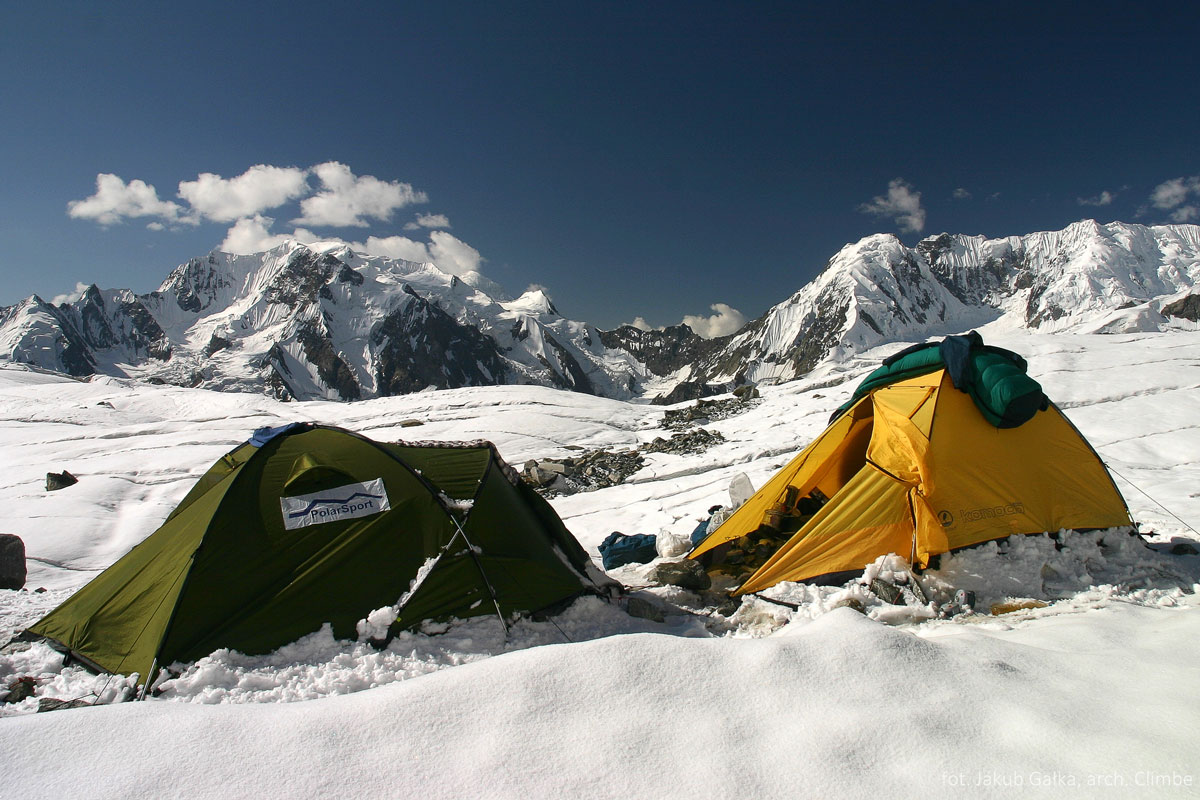 Obóz wysunięty na lodowcu. Sath Marau. Karakorum. Pakistan