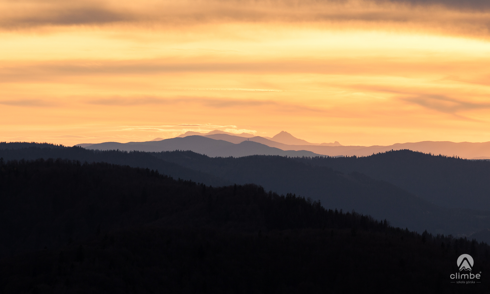 Zachód słońca widoczny z Mogielcy. Beskid Wyspowy. Korona Beskidu Wyspowego