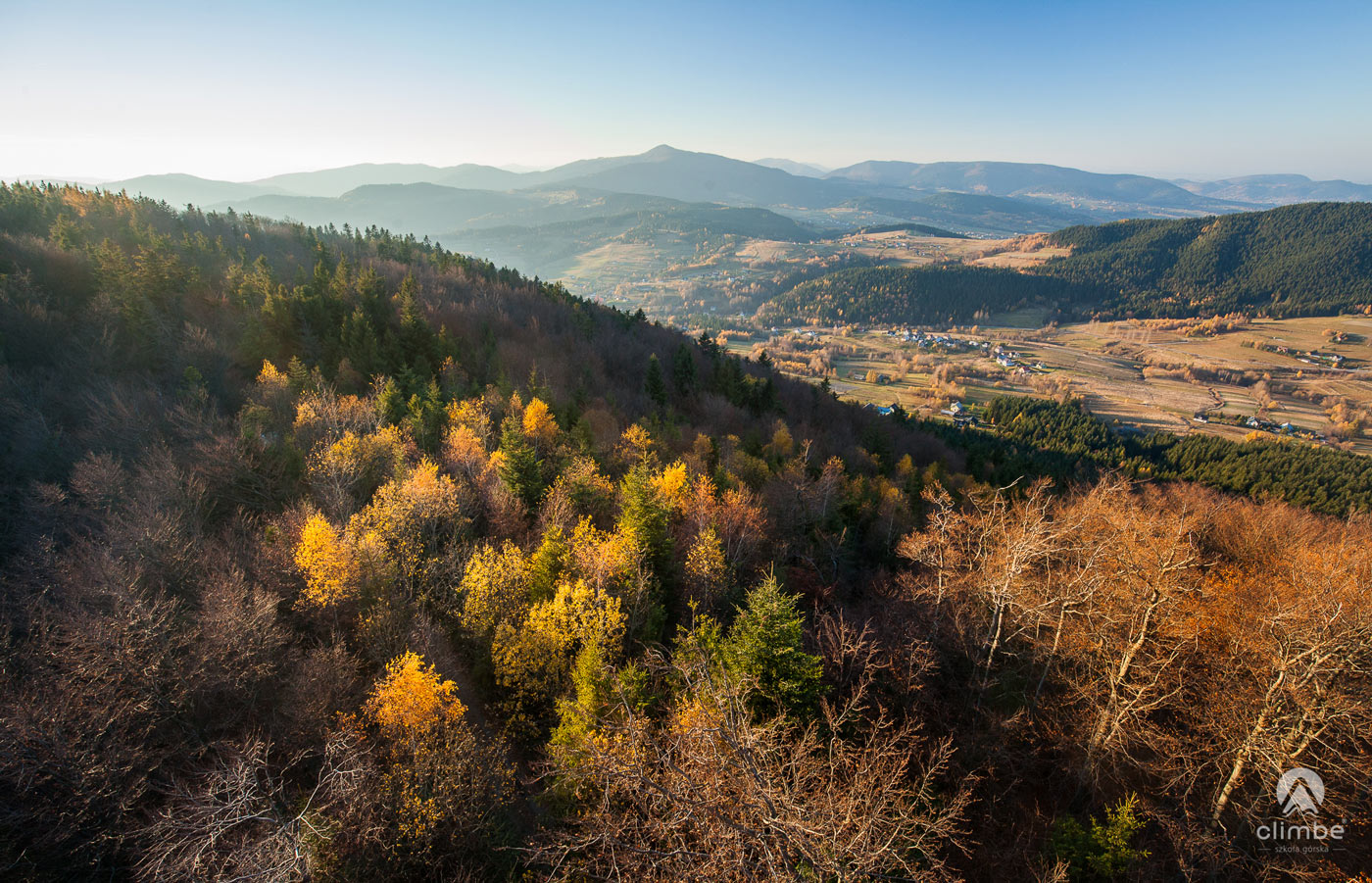 Widok z wieży widokowej na Modyniu. Korona Beskidu Wyspowego. Beskid Wyspowy. Beskidzkie Wyspy