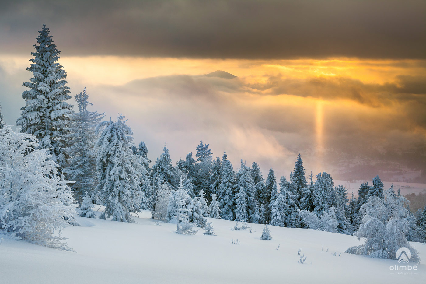Słup świetlny. Ćwilin. Beskid Wyspowy. Korona Beskidu Wyspowego
