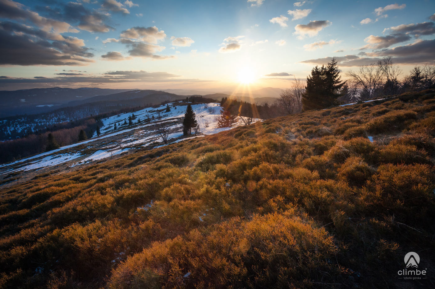 Zachód słońca na Mogielicy. Na szczycie wieży widokowej. Korona Beskidu Wyspowego. Mogielica. Królowa Beskidu Wyspowego. Beskidzkie Wyspy. 102 wyspy