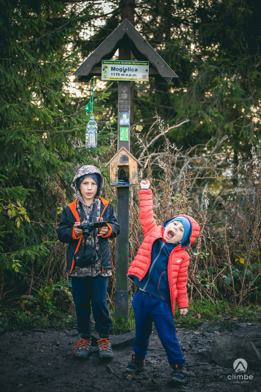 Tymon i Tobiasz na szczycie wieży widokowej. Korona Beskidu Wyspowego. Mogielica. Królowa Beskidu Wyspowego. Beskidzkie Wyspy. 102 wyspy