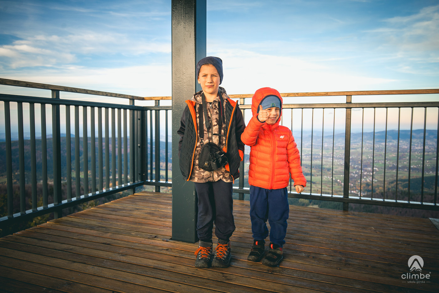 Tymon i Tobiasz na szczycie wieży widokowej. Korona Beskidu Wyspowego. Mogielica. Królowa Beskidu Wyspowego. Beskidzkie Wyspy. 102 wyspy
