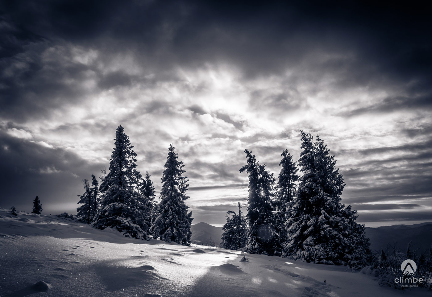 Wschód słońca na Ćwilinie w ujęciu czarno białym. Korona Beskidu Wyspowego.