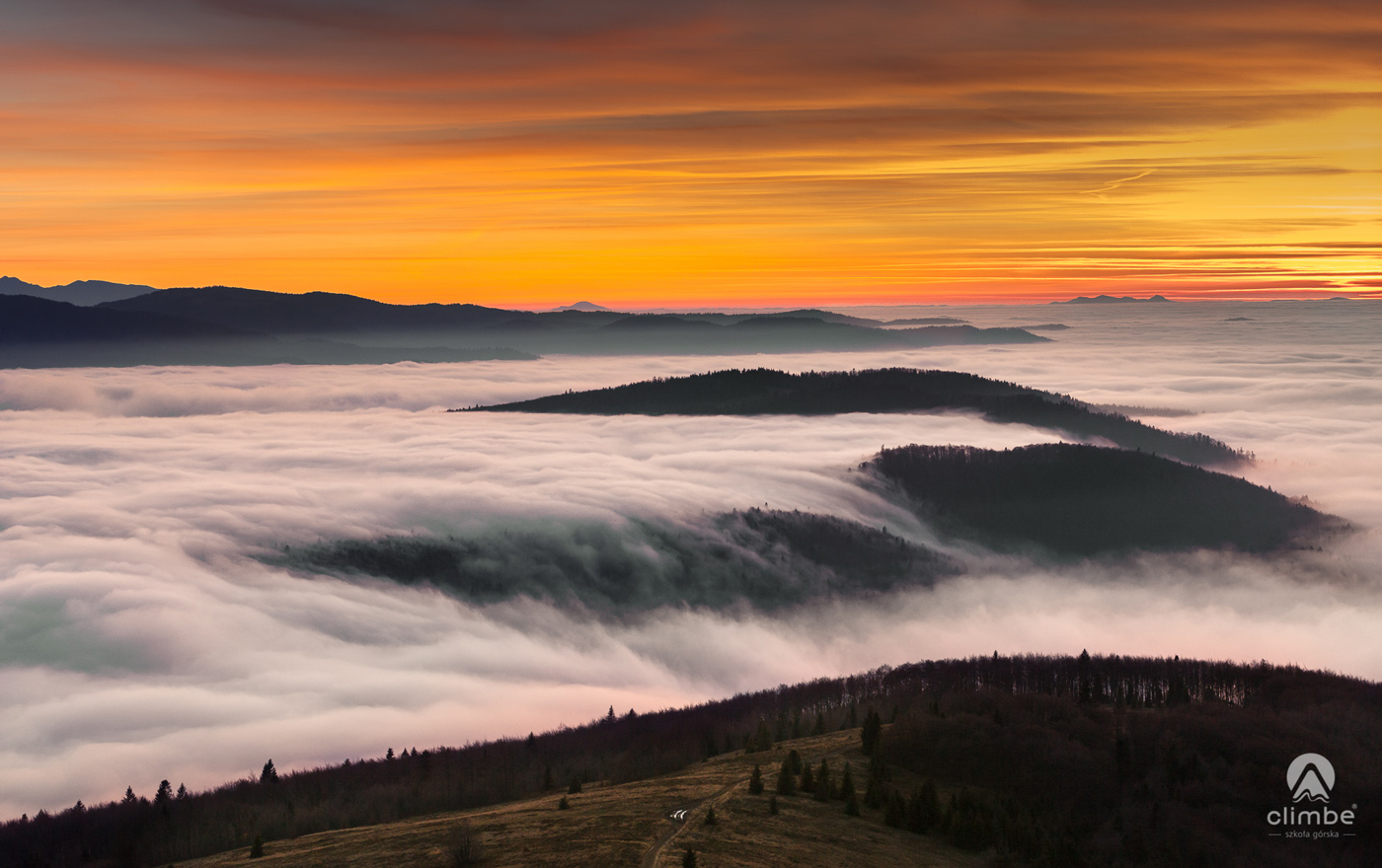 Zachód słońca i ocean chmur Mogielica. Korona Beskidu Wyspowego. beskid Wyspowy